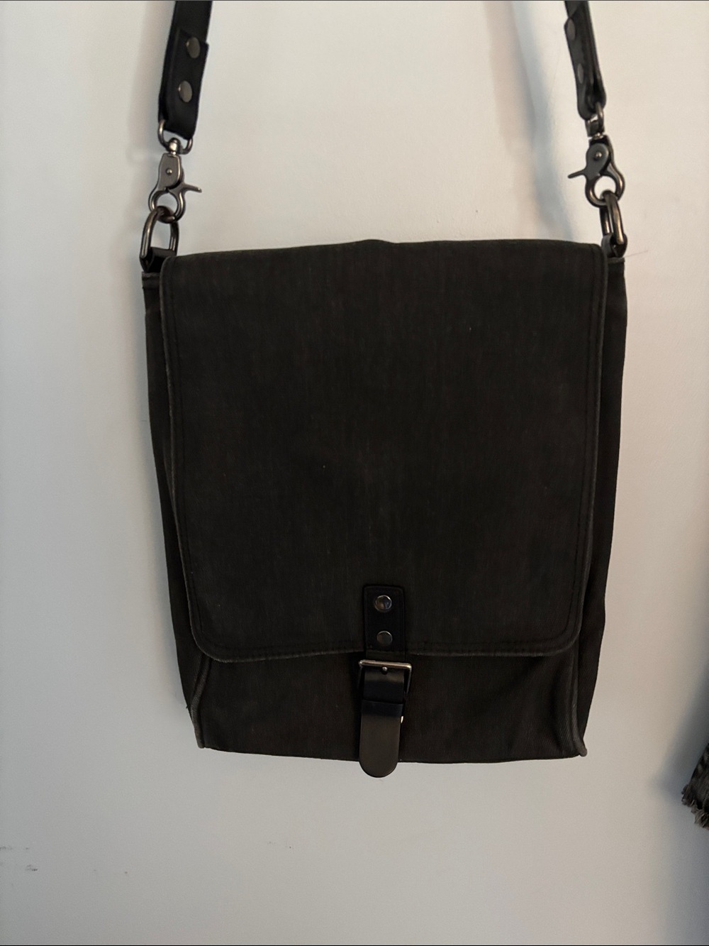 Classic Black Men's Messenger Bag with Adjustable Strap